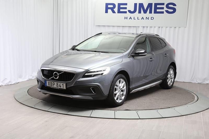 Grå Begagnad 2017 Volvo V40 CC Kombi | 219 500 kr (Lite dyr) - Bild 1/4
