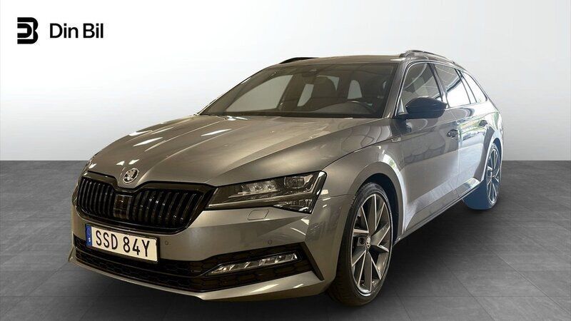 Grå Begagnad 2023 Skoda Superb SportLine Kombi | 389 900 kr (Lite dyr) - Bild 1/4