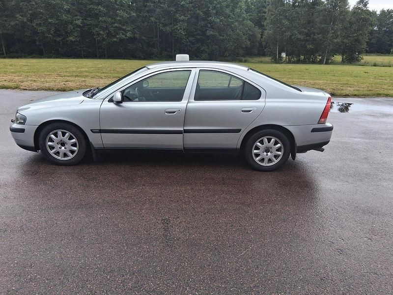 Grå Begagnad 2002 Volvo S60 Sedan | 60 000 kr (Lite dyr) - Bild 1/4