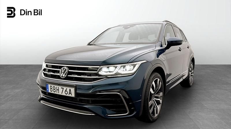 Mörkblå Begagnad 2023 VW Tiguan R-line SUV | 384 900 kr (Marknadspris) - Bild 1/4