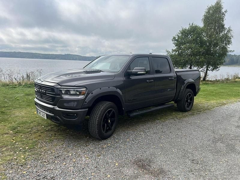 Grå Begagnad 2020 RAM 1500 Pickup | 600 000 kr - Bild 1/4