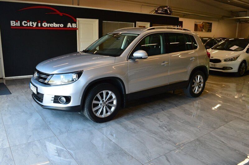 Grå Begagnad 2012 VW Tiguan Sportline SUV | 89 900 kr (Marknadspris) - Bild 1/4