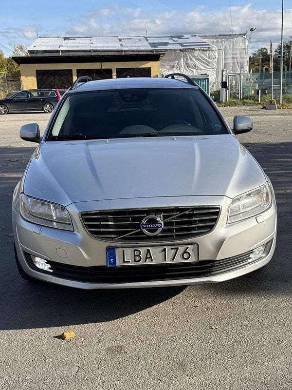 Silver Begagnad 2016 Volvo V70 Kinetic Kombi | 134 500 kr (Marknadspris) - Bild 1/4