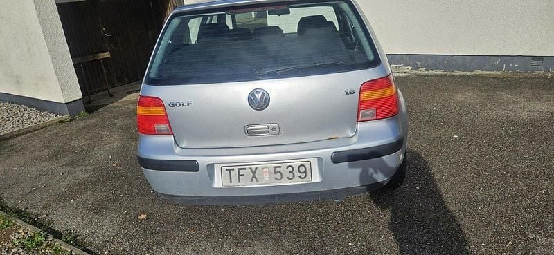 Silver Begagnad 2002 VW Golf IV Basis Halvkombi | 17 000 kr (Marknadspris) - Bild 1/4