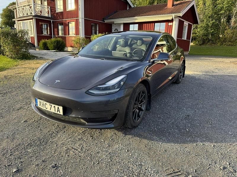 Grå Begagnad 2020 Tesla Model 3 Long Range AWD Sedan | 263 000 kr (Bra pris) - Bild 1/4