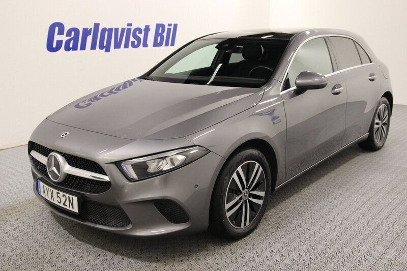 Mörkgrå (bergsgrå metallic) Begagnad 2022 Mercedes A250 Sedan | 295 000 kr (Marknadspris) - Bild 1/4