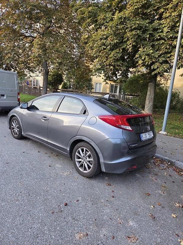 Grå Begagnad 2012 Honda Civic Halvkombi | 123 000 kr (Bra pris) - Bild 1/4