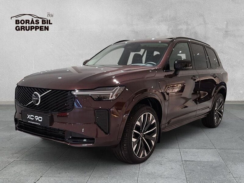 Mörkröd (röd) Ny 2025 Volvo XC90 Ultra SUV | 999 000 kr (Marknadspris) - Bild 1/4