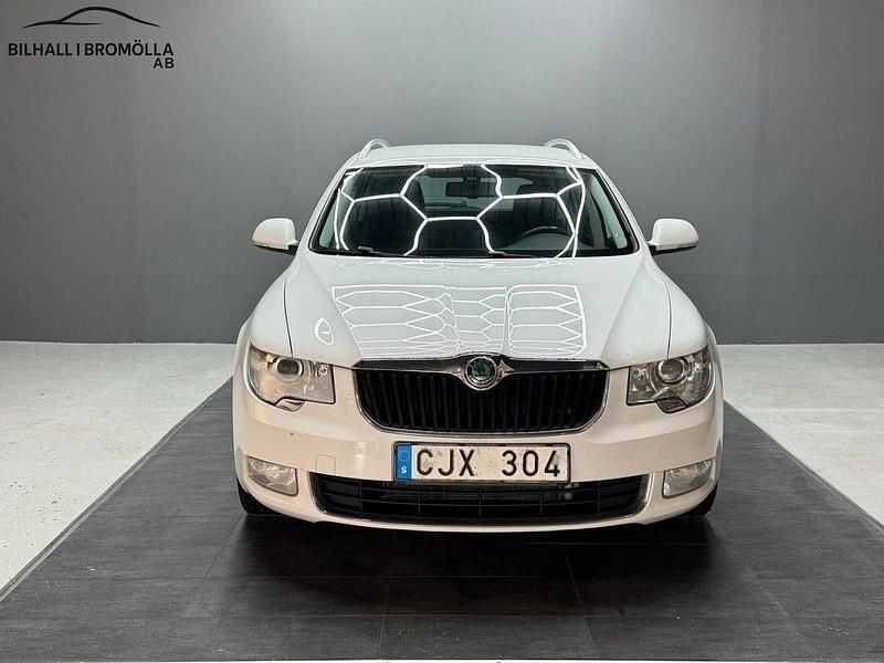 Vit Begagnad 2012 Skoda Superb Ambition Kombi | 59 900 kr (Marknadspris) - Bild 1/4