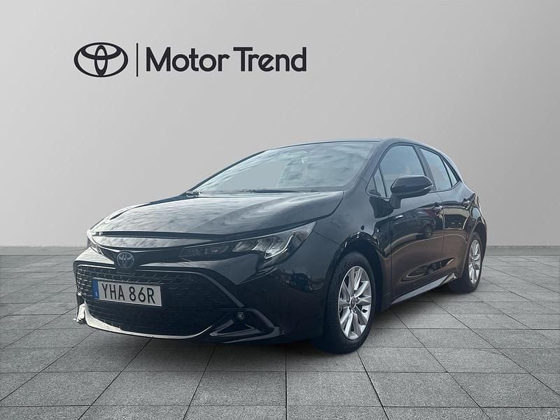 Svart Begagnad 2025 Toyota Corolla Hybrid Active Halvkombi | 309 900 kr (Marknadspris) - Bild 1/4