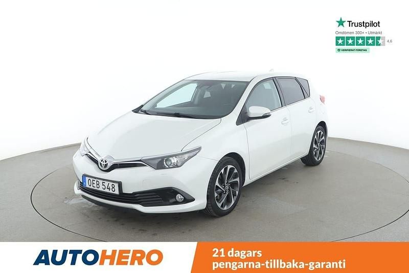 Vit Begagnad 2016 Toyota Auris Active Halvkombi | 130 000 kr (Marknadspris) - Bild 1/4