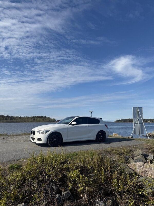 Vit Begagnad 2013 BMW M135 Comfort Edition Halvkombi | 180 000 kr (Superpris) - Bild 1/4