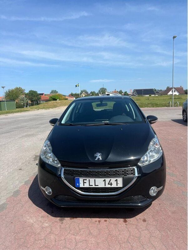 Svart Begagnad 2014 Peugeot 208 Halvkombi | 55 000 kr (Marknadspris) - Bild 1/4