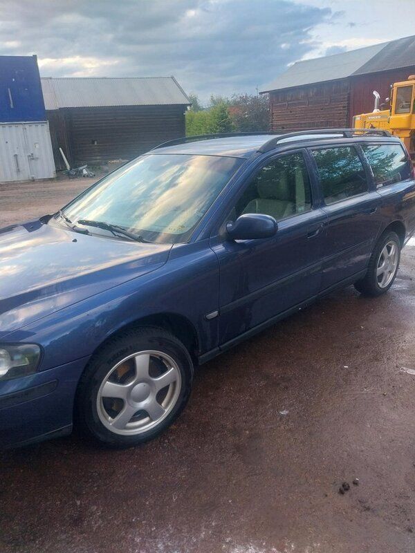 Blå Begagnad 2003 Volvo V70 Business Edition Kombi | 25 000 kr (Marknadspris) - Bild 1/4