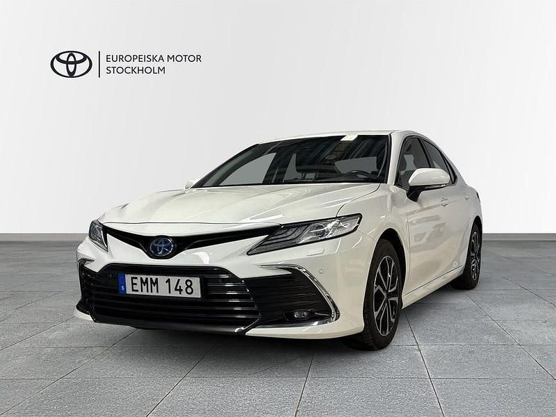Vit Begagnad 2022 Toyota Camry Hybrid Executive Sedan | 339 900 kr (Lite dyr) - Bild 1/4