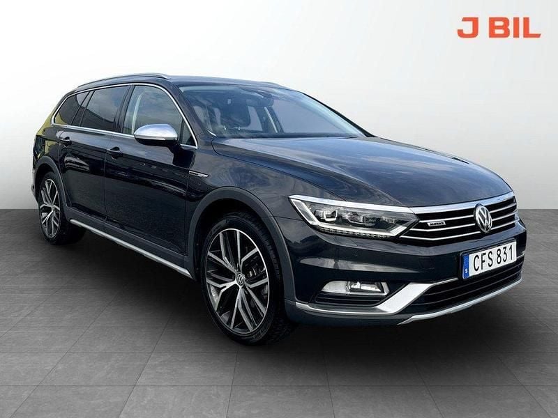Mörkgrå Begagnad 2018 VW Passat Alltrack Executive Kombi | 209 900 kr (Marknadspris) - Bild 1/4