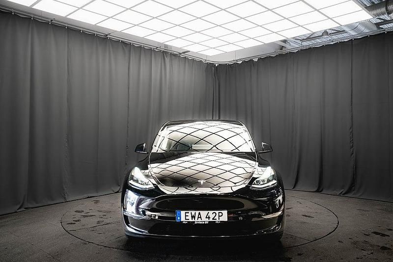 Begagnad Tesla Model Y Long Range AWD 378 kW (514 HK) 2023 Svart SUV