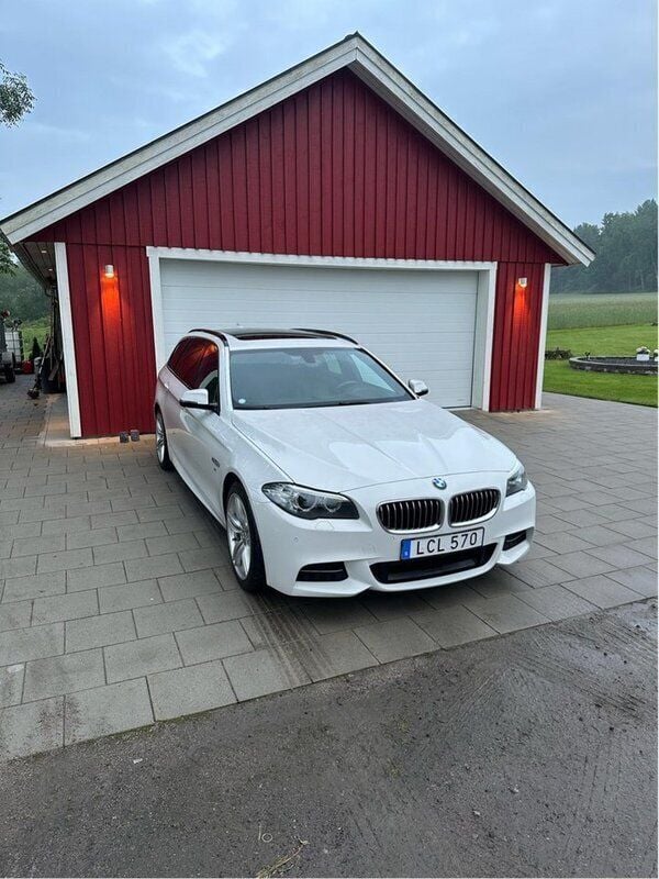 Vit Begagnad 2016 BMW 520 M Sport Kombi | 153 000 kr (Marknadspris) - Bild 1/3