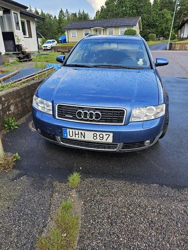 Blå Begagnad 2004 Audi A4 Comfort Kombi | 15 000 kr (Marknadspris) - Bild 1/3