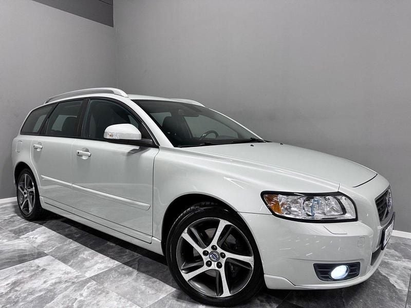 Vit Begagnad 2011 Volvo V50 Standard Kombi | 94 900 kr (Dyr) - Bild 1/4