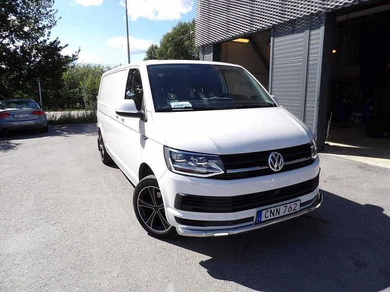 Vit Begagnad 2017 VW T6 Van | 169 000 kr (Marknadspris) - Bild 1/4