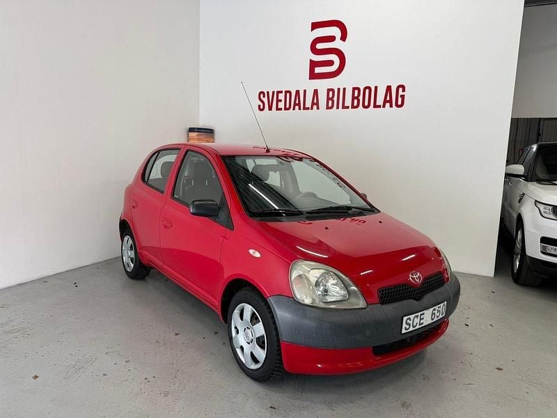 Röd Begagnad 2000 Toyota Yaris Halvkombi | 18 900 kr (Marknadspris) - Bild 1/4
