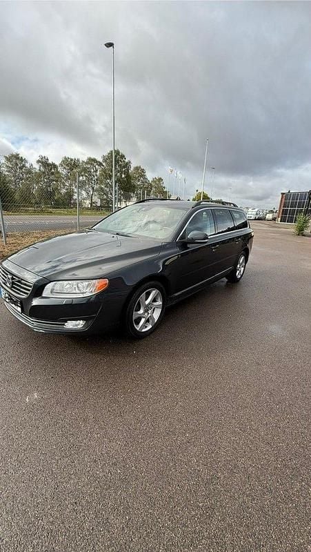 Grå Begagnad 2014 Volvo V70 Momentum Kombi | 99 900 kr (Marknadspris) - Bild 1/4