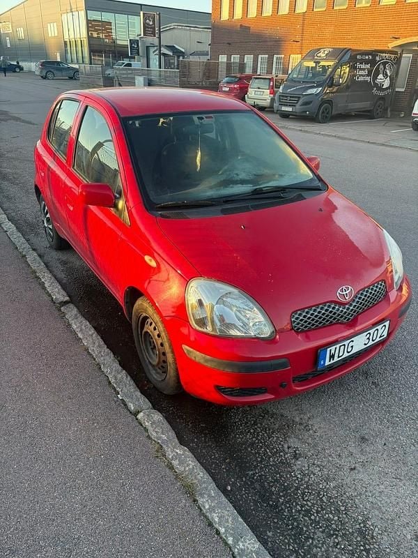 Begagnad 2004 Toyota Yaris Halvkombi | 17 000 kr (Marknadspris) - Bild 1/4