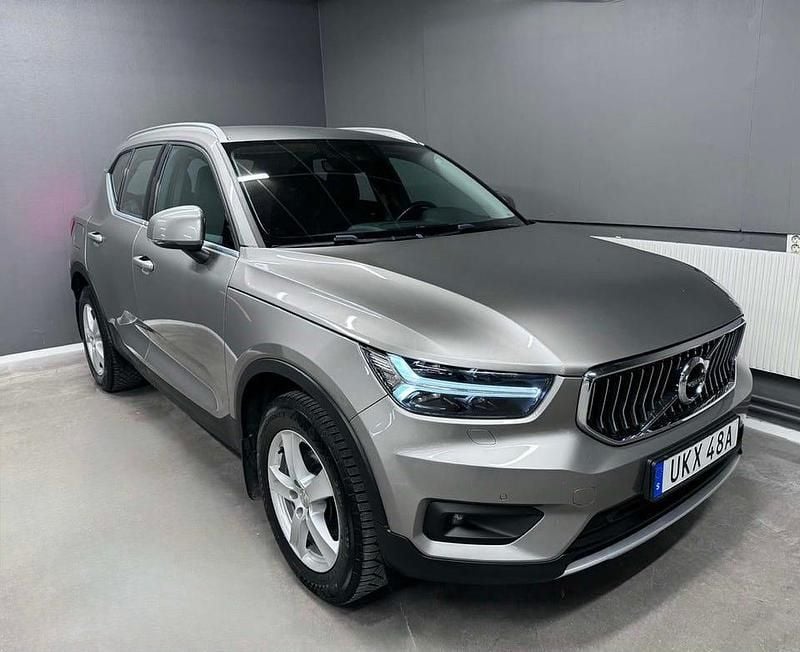 Grå Begagnad 2020 Volvo XC40 Inscription SUV | 259 900 kr (Marknadspris) - Bild 1/4