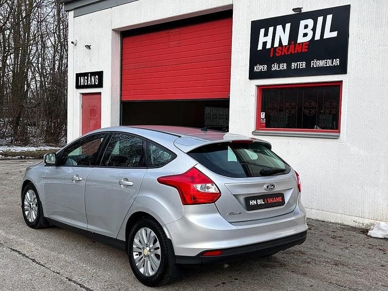 Begagnad Ford Focus Trend 95 HK (69 kW) 2012 Grå Halvkombi