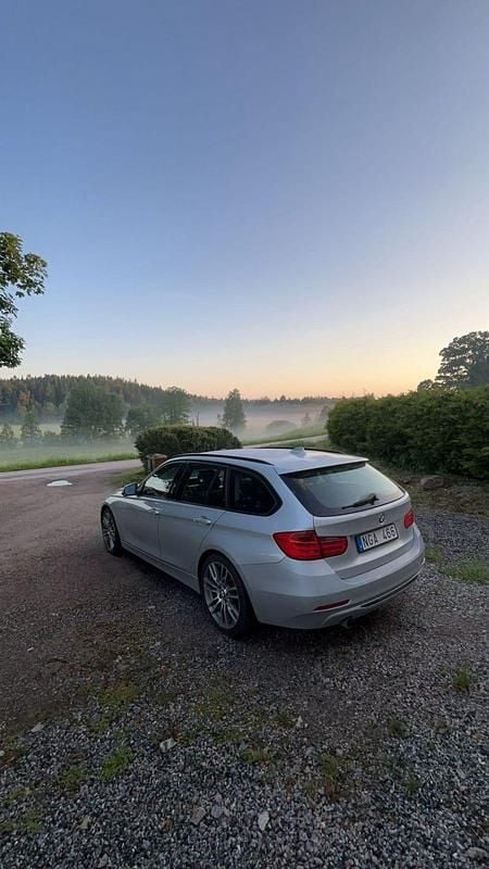 Begagnad BMW 318 Sport Line 143 HK (105 kW) 2013 Kombi