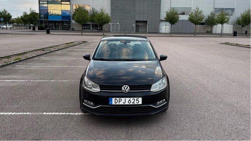 Svart Begagnad 2015 VW Polo Halvkombi | 74 000 kr (Lite dyr) - Bild 1/4