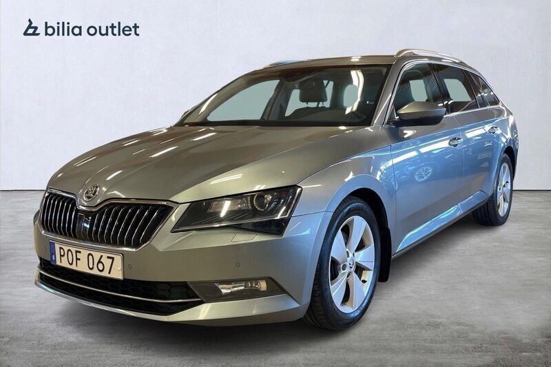 Grå Begagnad 2017 Skoda Superb LAURIN & KLEMENT Kombi | 174 900 kr (Superpris) - Bild 1/3