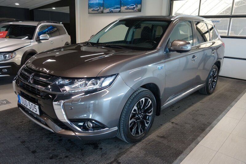 Brun Begagnad 2016 Mitsubishi Outlander P-HEV SUV | 149 000 kr (Marknadspris) - Bild 1/4