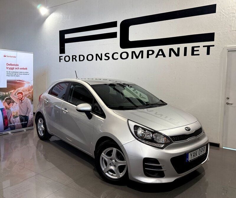 Grå Begagnad 2016 Kia Rio Halvkombi | 129 900 kr (Dyr) - Bild 1/4