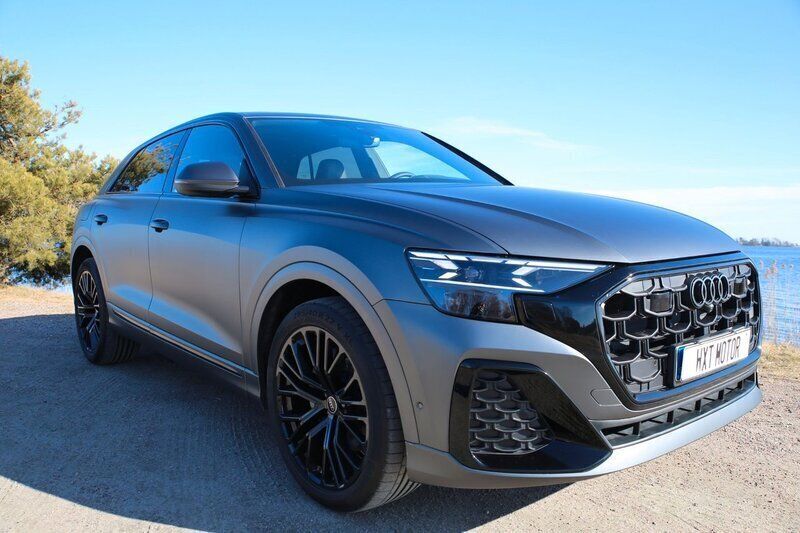 Grå (daytonagrå pärleffekt) Begagnad 2025 Audi Q8 S-Line SUV | 940 000 kr (Marknadspris) - Bild 1/4