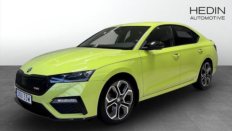 Grön Begagnad 2021 Skoda Octavia RS Sedan | 310 000 kr (Marknadspris) - Bild 1/4