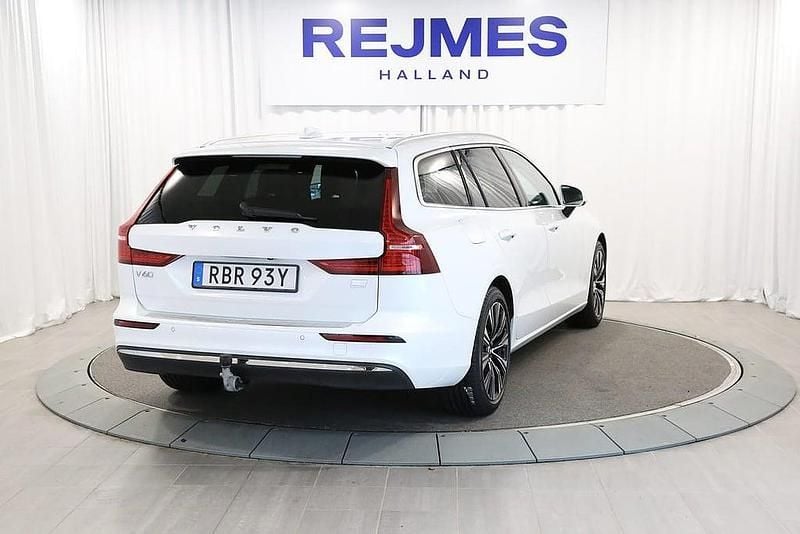 Begagnad Volvo V60 Core 349 HK (256 kW) 2023 Vit Kombi