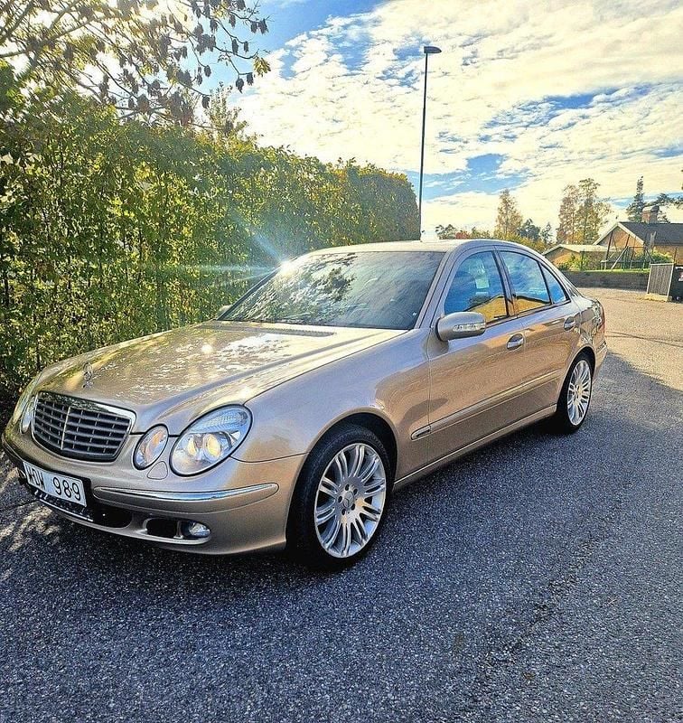 Brun Begagnad 2005 Mercedes E240 Sedan | 55 000 kr (Marknadspris) - Bild 1/4