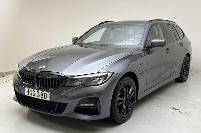 Grå Begagnad 2021 BMW 330 M Sport Kombi | 289 000 kr - Bild 1/4