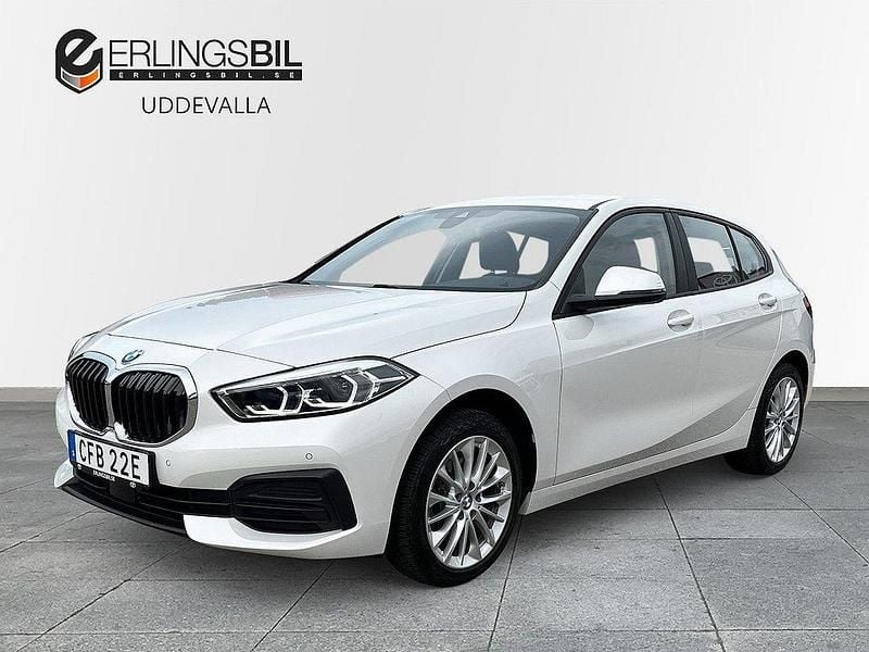 Vit Begagnad 2023 BMW 116 Advantage Halvkombi | 279 900 kr - Bild 1/4