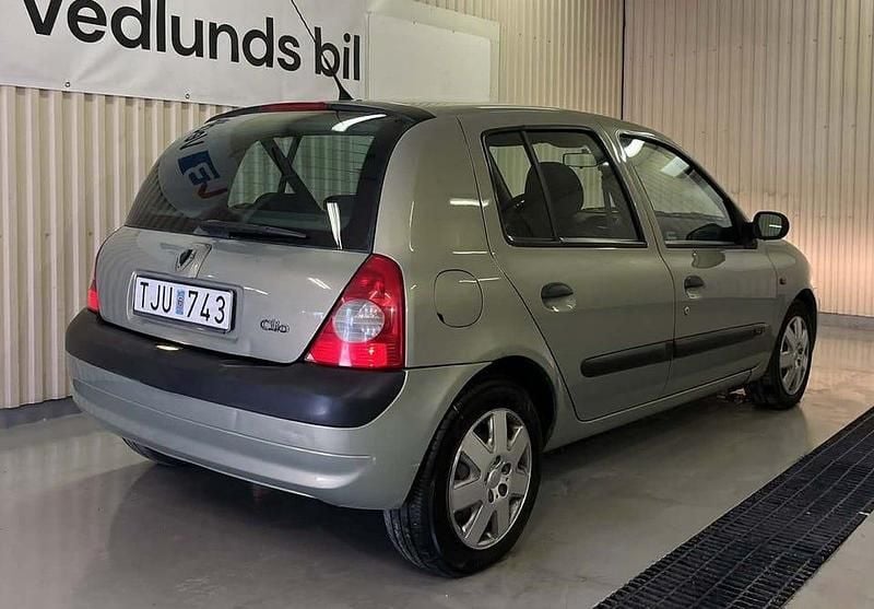 Begagnad Renault Clio II Expression 98 HK (72 kW) 2002 Grön Halvkombi