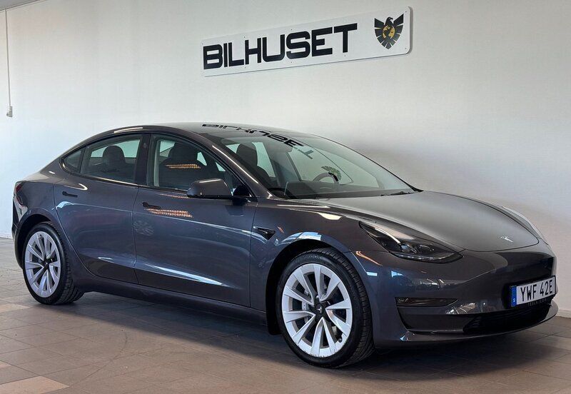 Grå Begagnad 2022 Tesla Model 3 Long Range Sedan | 439 900 kr - Bild 1/4