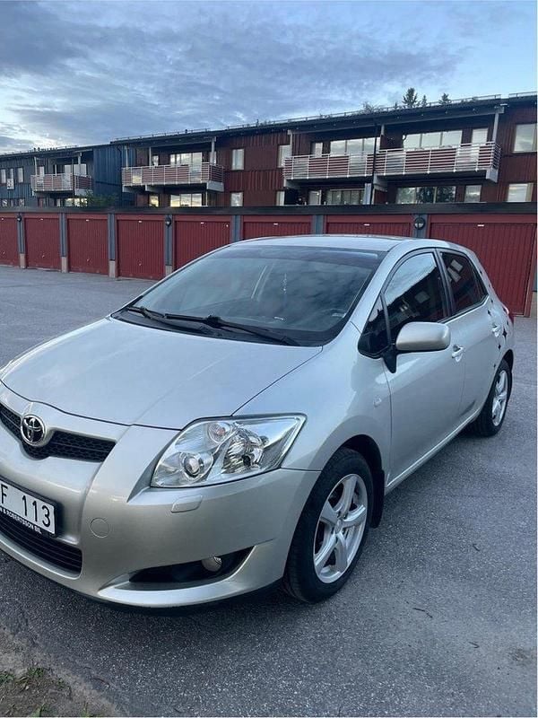 Silver Begagnad 2009 Toyota Auris Halvkombi | 45 000 kr (Marknadspris) - Bild 1/4