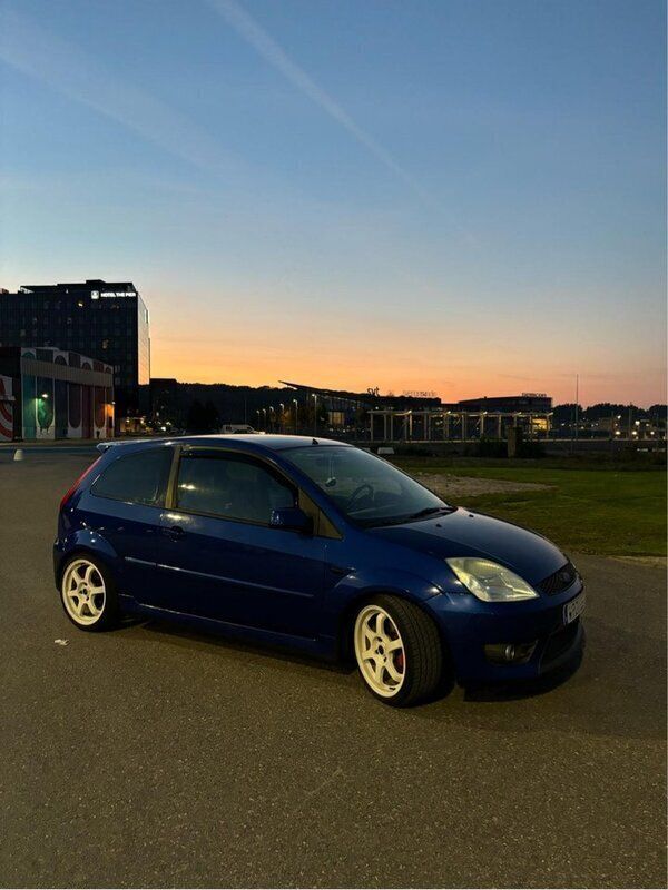 Blå Begagnad 2005 Ford Fiesta ST Halvkombi | 30 000 kr (Marknadspris) - Bild 1/4