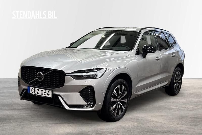 Silver Begagnad 2023 Volvo XC60 Plus SUV | 449 000 kr (Marknadspris) - Bild 1/4
