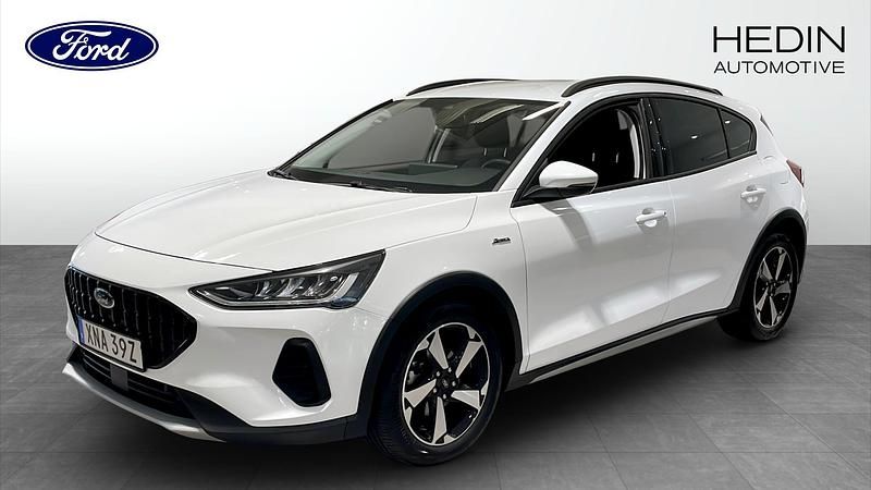 Vit (white) Begagnad 2022 Ford Focus Active Halvkombi | 219 900 kr (Marknadspris) - Bild 1/4
