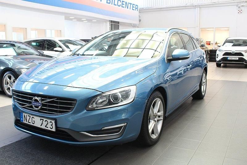 Blå Begagnad 2013 Volvo V60 Momentum Kombi | 114 900 kr (Marknadspris) - Bild 1/4