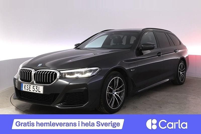 Grå Begagnad 2022 BMW 530e M Sport Kombi | 395 900 kr (Marknadspris) - Bild 1/4