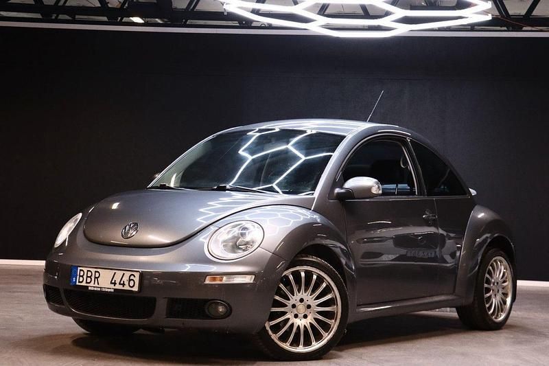 Mörkgrå (grå) Begagnad 2007 VW Beetle Highline Halvkombi | 59 900 kr (Dyr) - Bild 1/4